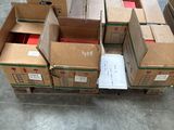 plusieurs cartons sont empilés les uns sur les autres dans un entrepôt