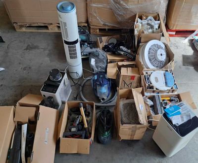 tout un tas d'objets divers qui traînent par terre
