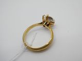 Gros plan sur une bague en or ornée d'un diamant