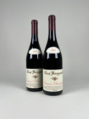 deux bouteilles de vin rouge posées l'une à côté de l'autre sur une table