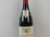 une bouteille de vin posée sur une table