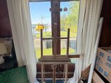 un fauteuil à bascule en bois dans un coin de la pièce