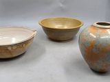 trois bols et un bol posé sur une table