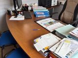 un bureau sur lequel se trouvent de nombreux papiers et un ordinateur