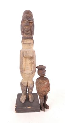 figurine en bois représentant un homme et un enfant debout l'un à côté de l'autre