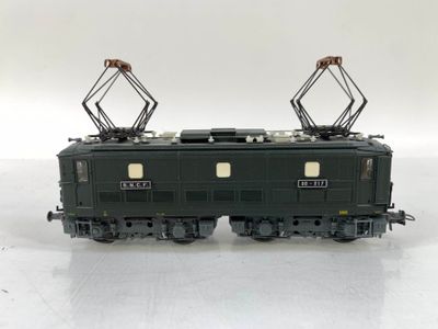 un train noir sur une surface blanche, avec un fond blanc
