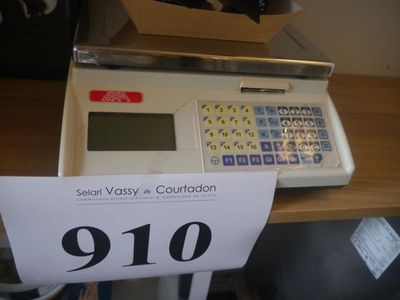 une calculatrice posée sur une table, avec une étiquette de prix