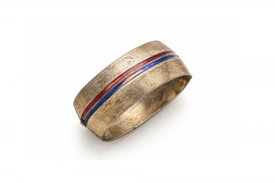 gros plan d'une bague sur fond blanc