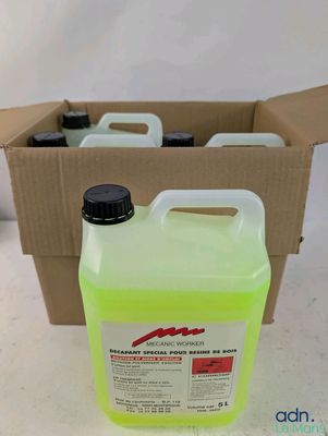 une image représentant une boîte sur laquelle sont posées trois bouteilles remplies de liquide