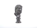 statue représentant le buste d'un homme sur un socle, sur fond blanc