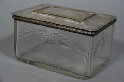 BOITE COUVERTE de forme rectangulauire en verre gravé à déco…
