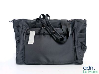 une image représentant un sac noir muni d'une étiquette