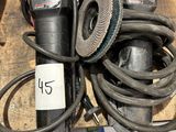 un grand nombre d'outils posés sur une table