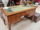 une table sur laquelle est posé un vase, au milieu d'une pièce