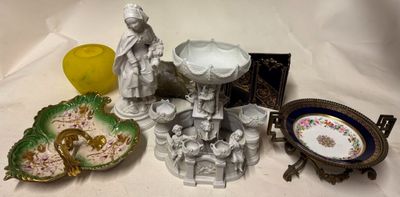 un grand nombre de figurines posées sur une table