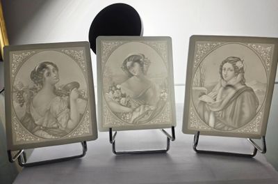 Trois tableaux représentant des femmes sont exposés dans un musée