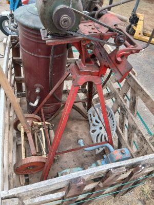 une machine rouge qui se trouve dans une caisse