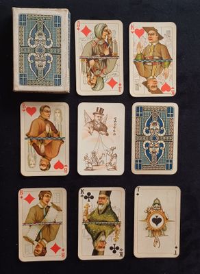 de nombreuses cartes à jouer posées sur une table noire