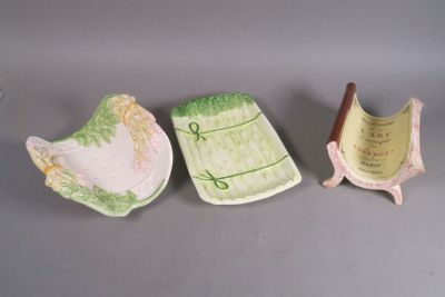 Réunion de trois plats à asperge en céramique Travail modern…