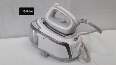 un fer à repasser à vapeur blanc et gris posé sur une surface blanche