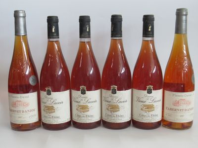 six bouteilles de vin sont alignées sur une table