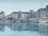une peinture de bateaux dans un port avec des bâtiments à l'arrière-plan