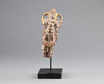 une image représentant une statue de femme à cornes posée sur un socle