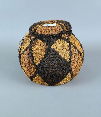 une image représentant une balle au crochet posée sur une surface grise