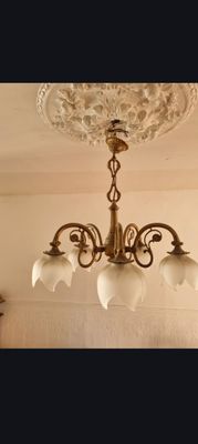 un lustre suspendu au plafond d'une pièce