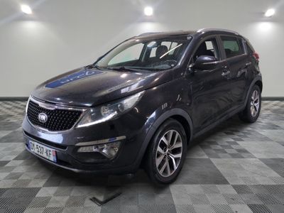 le 4x4 noir est garé sur un sol en damier dans le garage