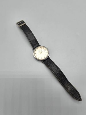 gros plan d'une montre-bracelet sur une surface blanche