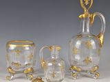 trois morceaux de verre ornés de motifs dorés