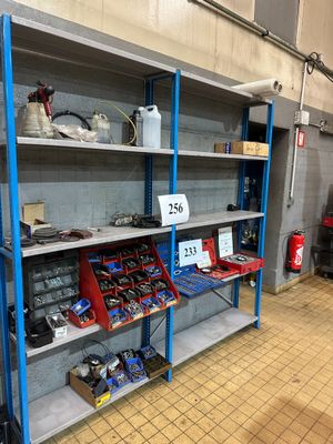 de nombreuses étagères contenant divers articles dans un magasin