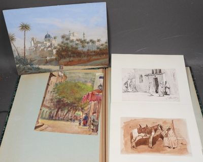 un livre ouvert posé sur une table, à côté d'un tableau