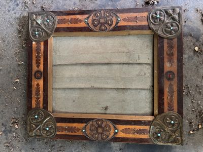a picture of a picture of a picture frame on the ground