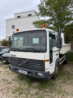 un camion blanc garé dans un parking
