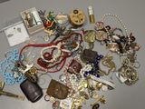 une table sur laquelle sont posés de nombreux bijoux