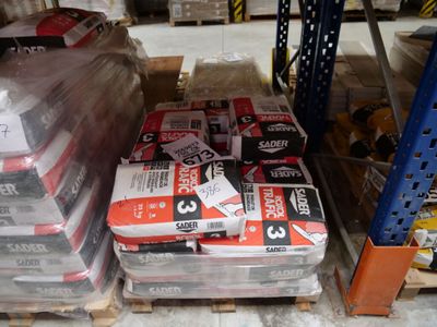 de nombreux paquets de nourriture posés sur une palette dans un magasin