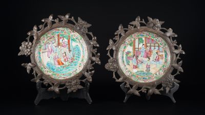 paire d'assiettes chinoises de style « famille » représentant des personnages dans un jardin