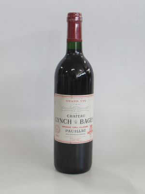 une bouteille de vin posée sur une table