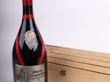 des bouteilles de vin et une caisse en bois posées sur une surface blanche