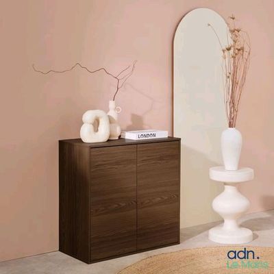 une photo d'une pièce avec une commode et un miroir