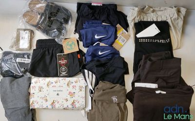 beaucoup de vêtements qui traînent par terre