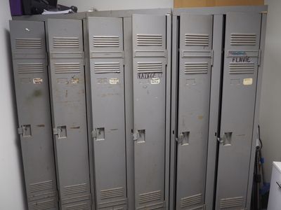 quatre casiers dans une pièce équipée d'un lave-linge et d'un sèche-linge