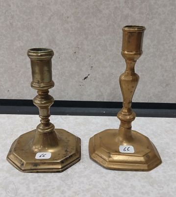 une paire de bougeoirs anciens en laiton portant des étiquettes