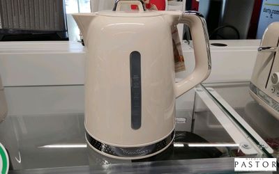 une bouilloire blanche posée sur une cuisinière