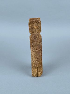 une image représentant un morceau de bois sur lequel on a sculpté un motif