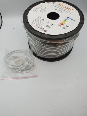 une image représentant une bobine de fil et une bobine de fil posées sur une table