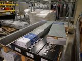 de nombreux paquets de cigarettes posés sur une étagère dans un magasin