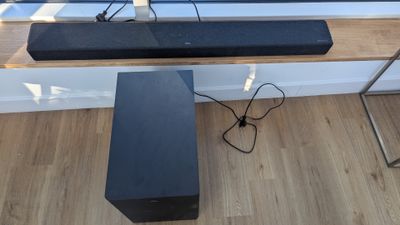 une photo d'une table en bois sur laquelle sont posées des enceintes